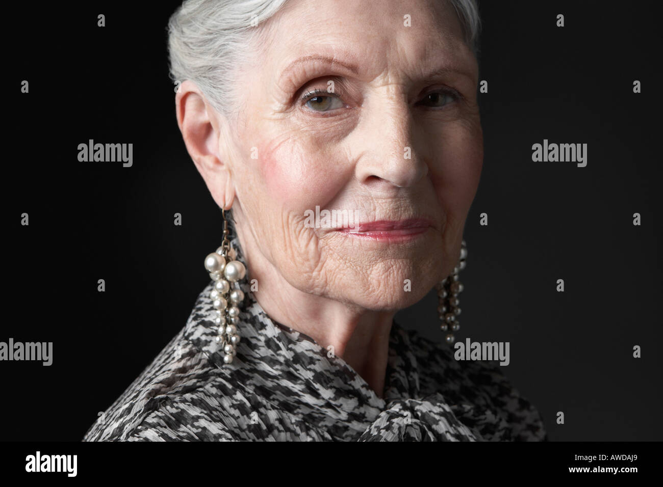 Senior donna con orecchini perla Foto Stock