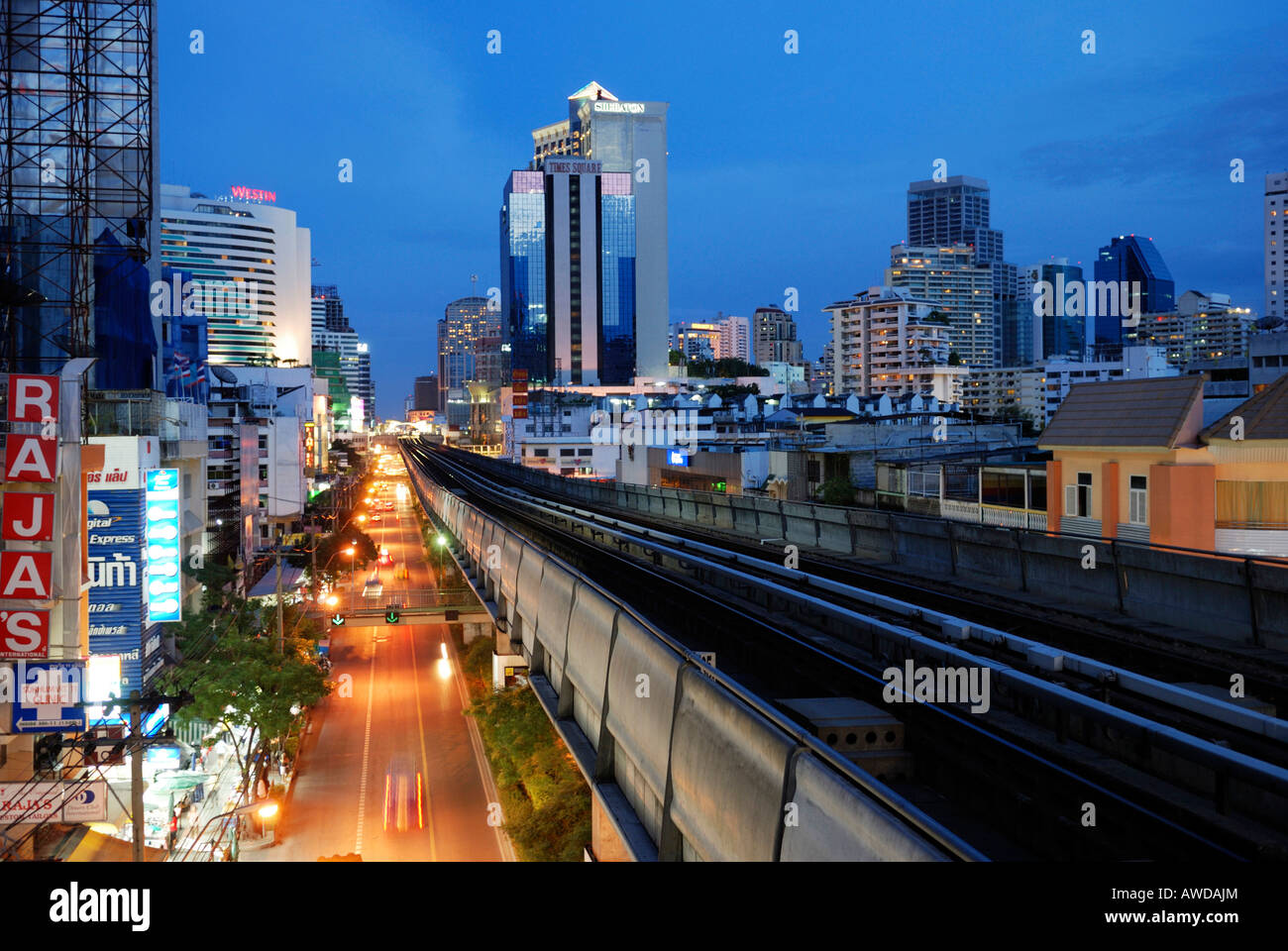 Linee del Sky Train e Sukhumvit Road di notte, Bangkok, Thailandia Foto Stock