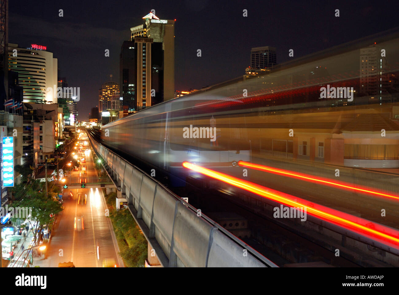 Passando da Sky Train e Sukhumvit Road di notte, Bangkok, Thailandia Foto Stock