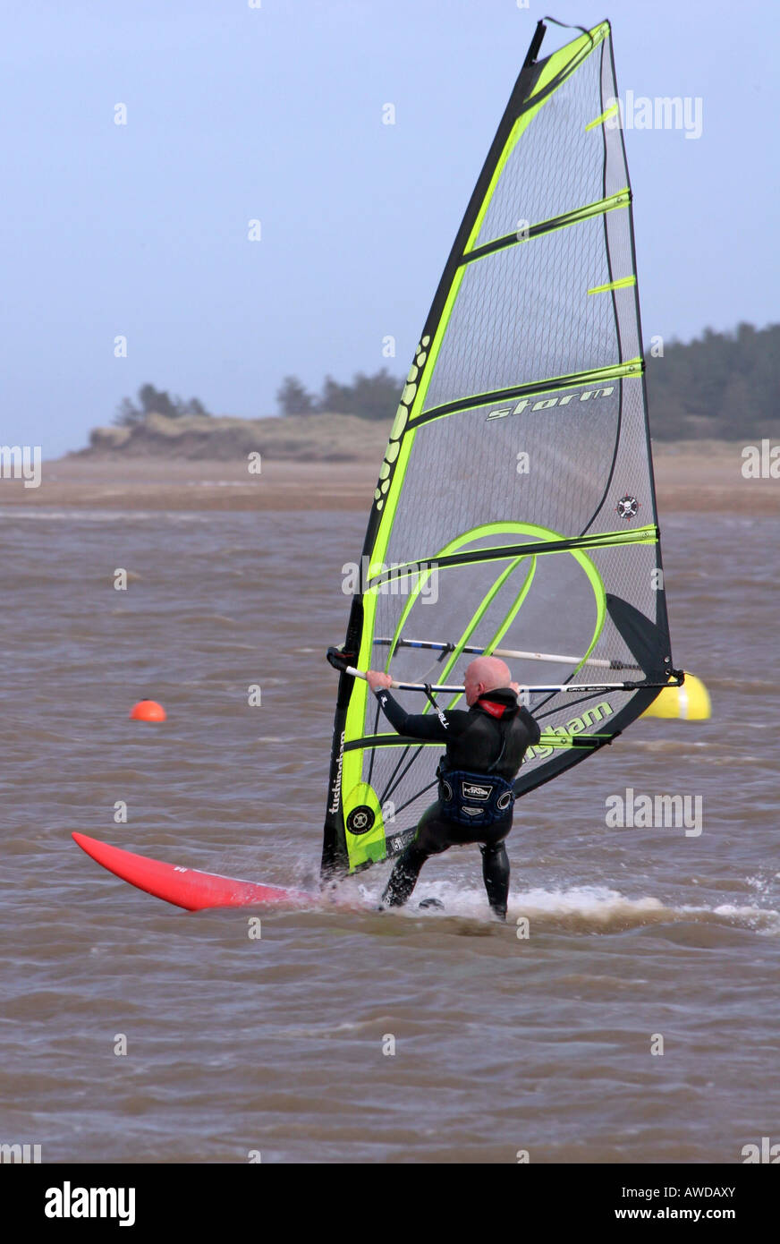 Windsurf racing lungo Foto Stock