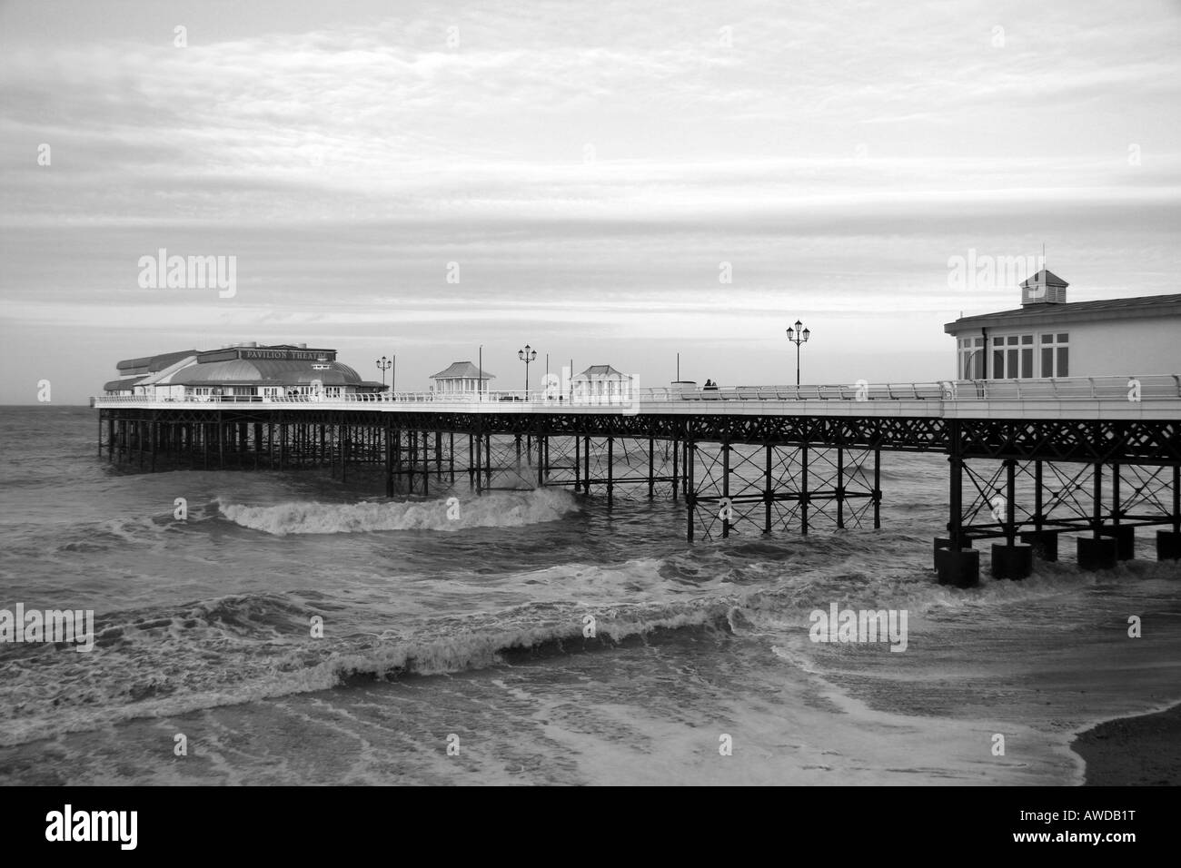 Vista laterale lungo Cromer Pier guardando verso il Pavilion Theatre Foto Stock