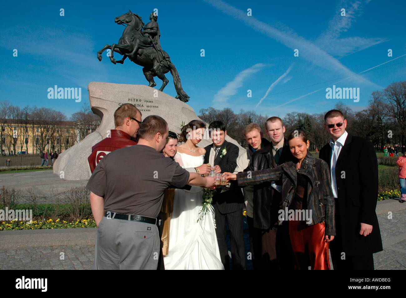 Festa di nozze nella parte anteriore del Peter il grande monumento, San Pietroburgo, Russia Foto Stock