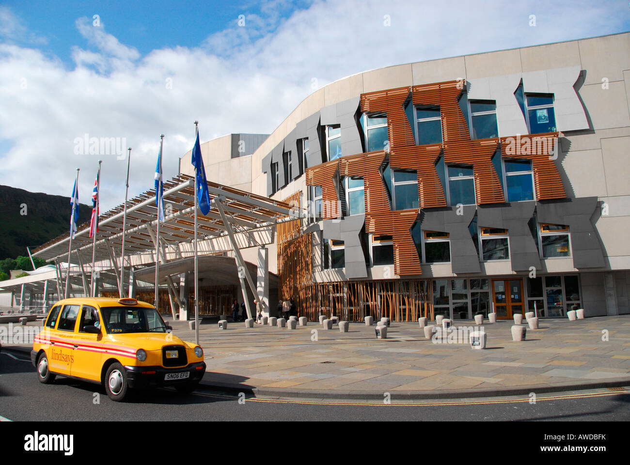 Taxi di fronte al nuovo Parlamento scozzese di Edimburgo, Scozia Foto Stock