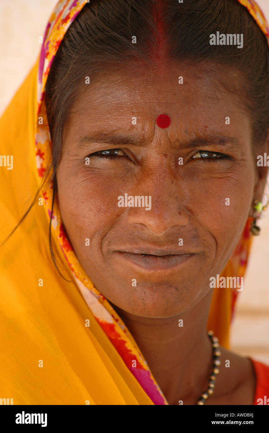 Donna velata color ambra, Rajasthan, India Foto Stock