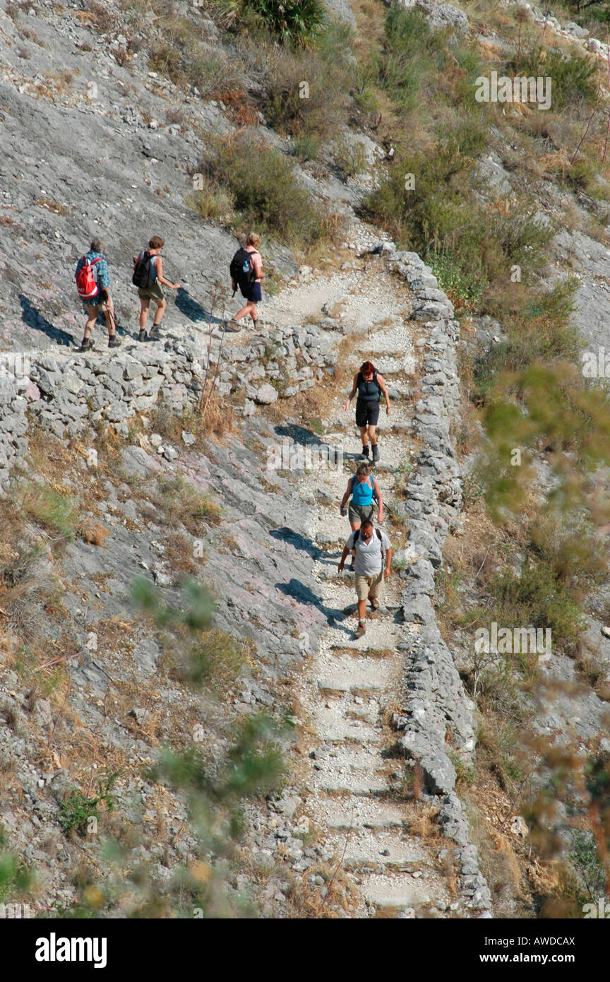 Escursionismo gruppo su "5000 Steps' Moorish sentiero escursionistico tra Fleix e Benimaurell, Costa Blanca, Spagna, Europa Foto Stock