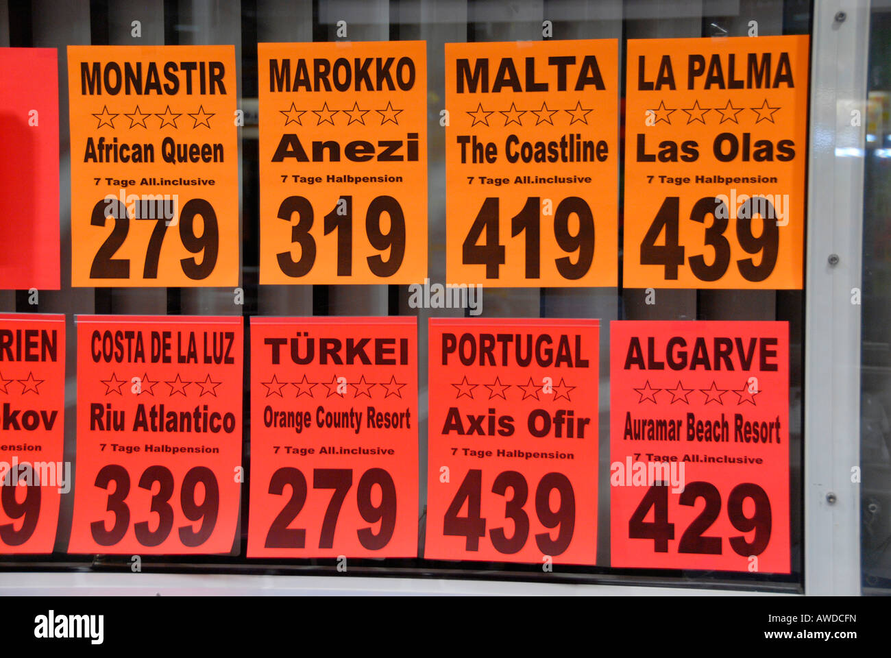 Last minute la propaganda presso un agenzia di viaggio all'aeroporto di Monaco di Baviera, Germania Foto Stock