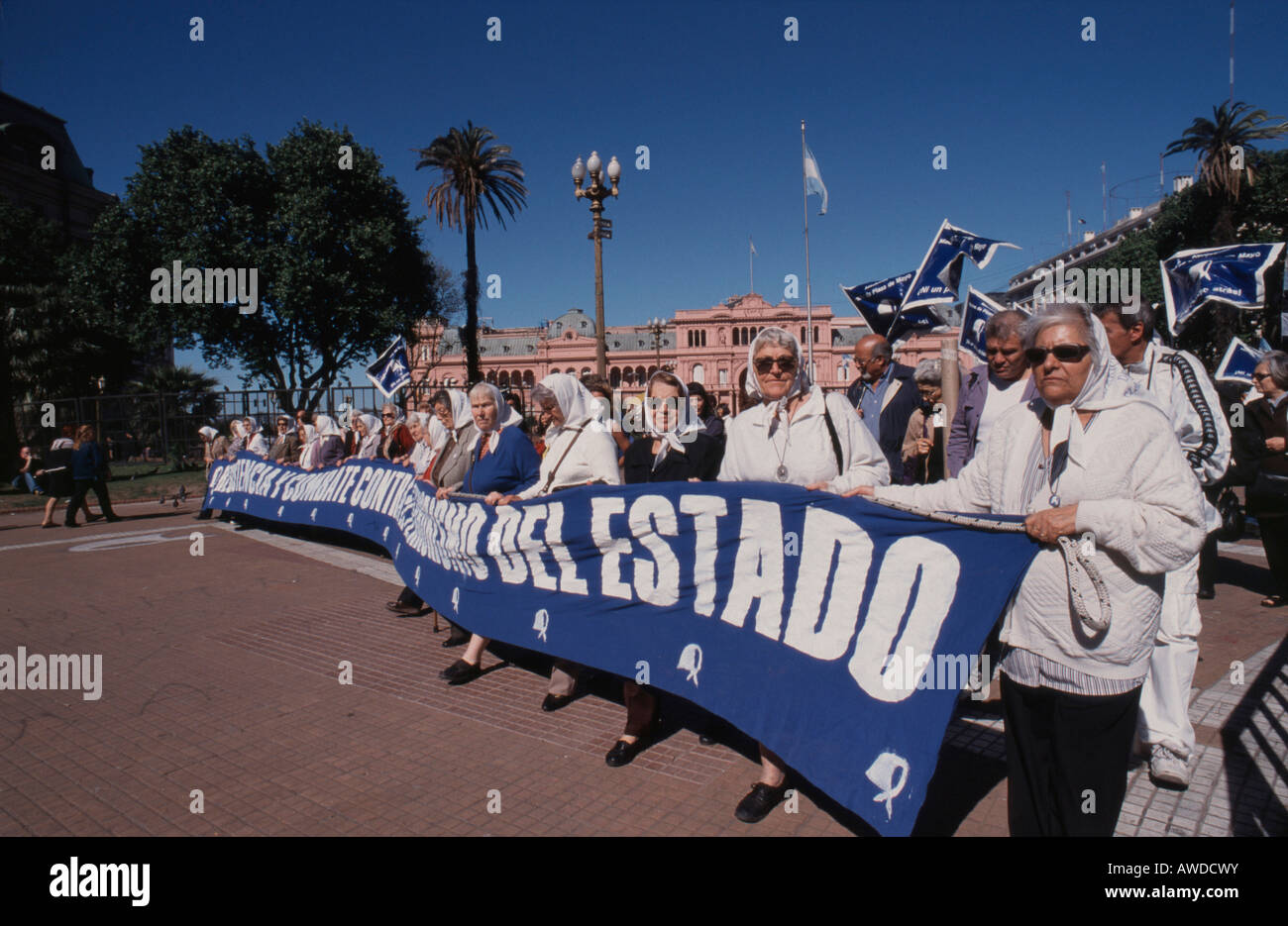 Madres de la Plaza de Mayo durante le dimostrazioni di giovedì, Plaza de Mayo, Buenos Aires, Argentina, Sud America Foto Stock