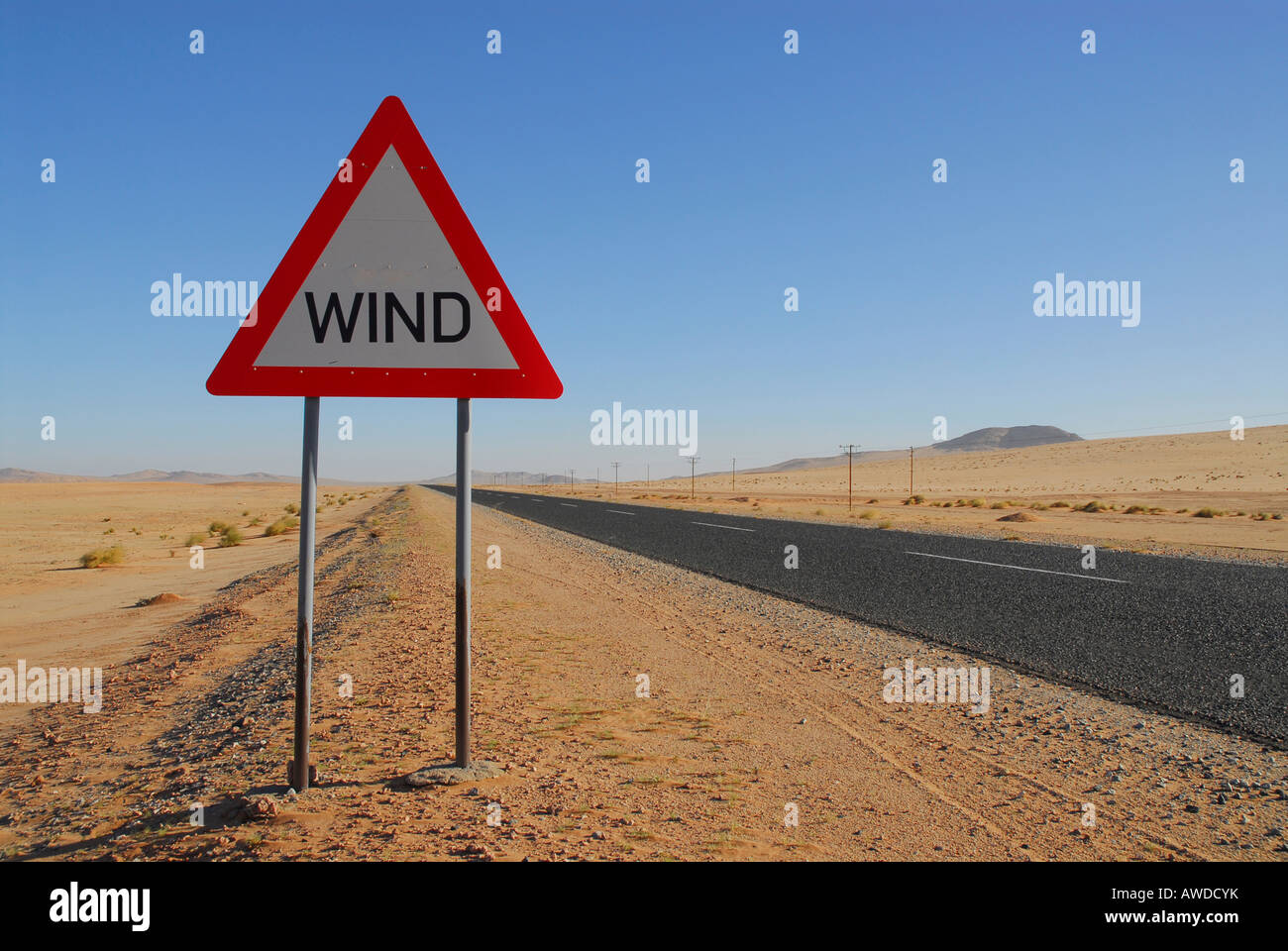 Cartello stradale di avvertimento di raffiche di vento su una autostrada vicino Luederitz, Namibia, Africa Foto Stock