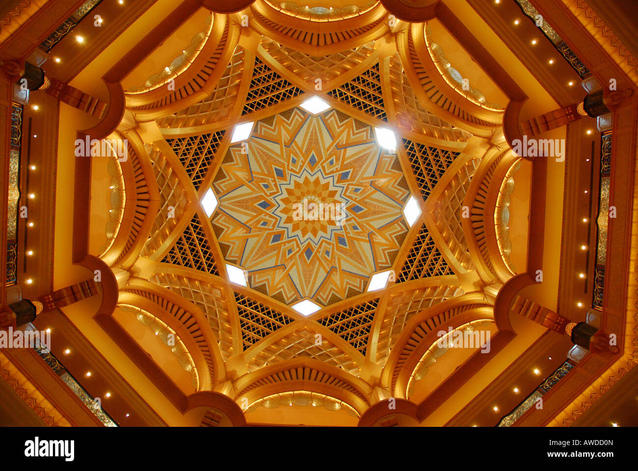 Cupola, Emirates Palace Hotel (42 metri di diametro 60 metri di altezza), Abu Dhabi, Emirati Arabi Uniti, Asia Foto Stock