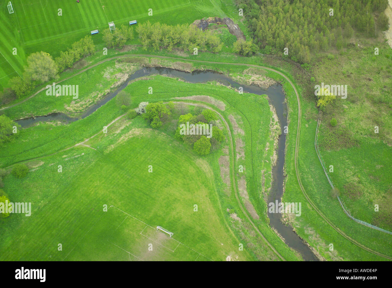 Vista aerea di una curva in un fiume che si snoda attraverso la campagna Foto Stock