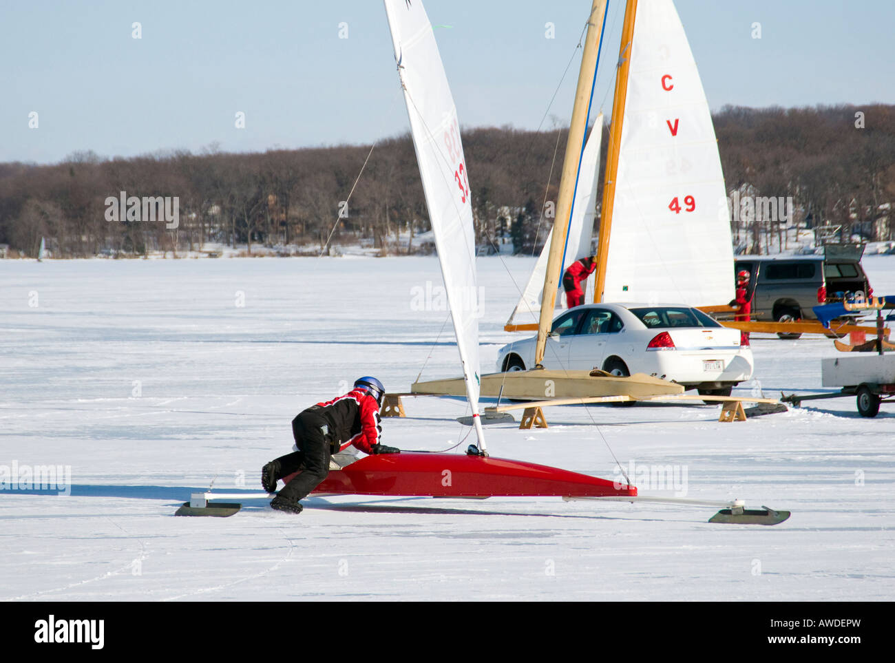 Il ghiaccio diportista più piede di trascinamento a velocità lenta, il lago di Ginevra, Wisconsin, STATI UNITI D'AMERICA Foto Stock