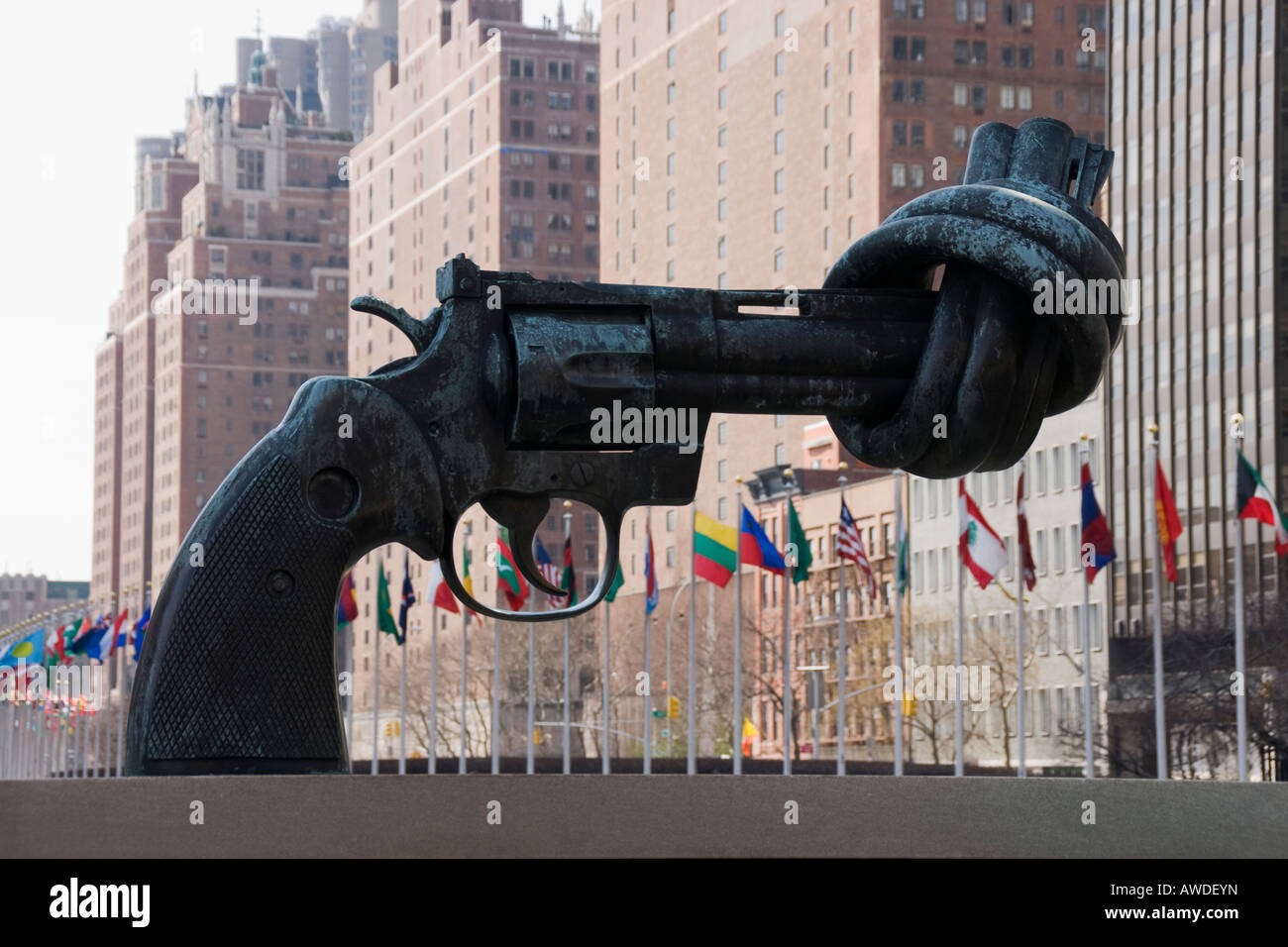 La non violenza pistola annodato scultura presso il palazzo delle Nazioni Unite a New York Foto Stock