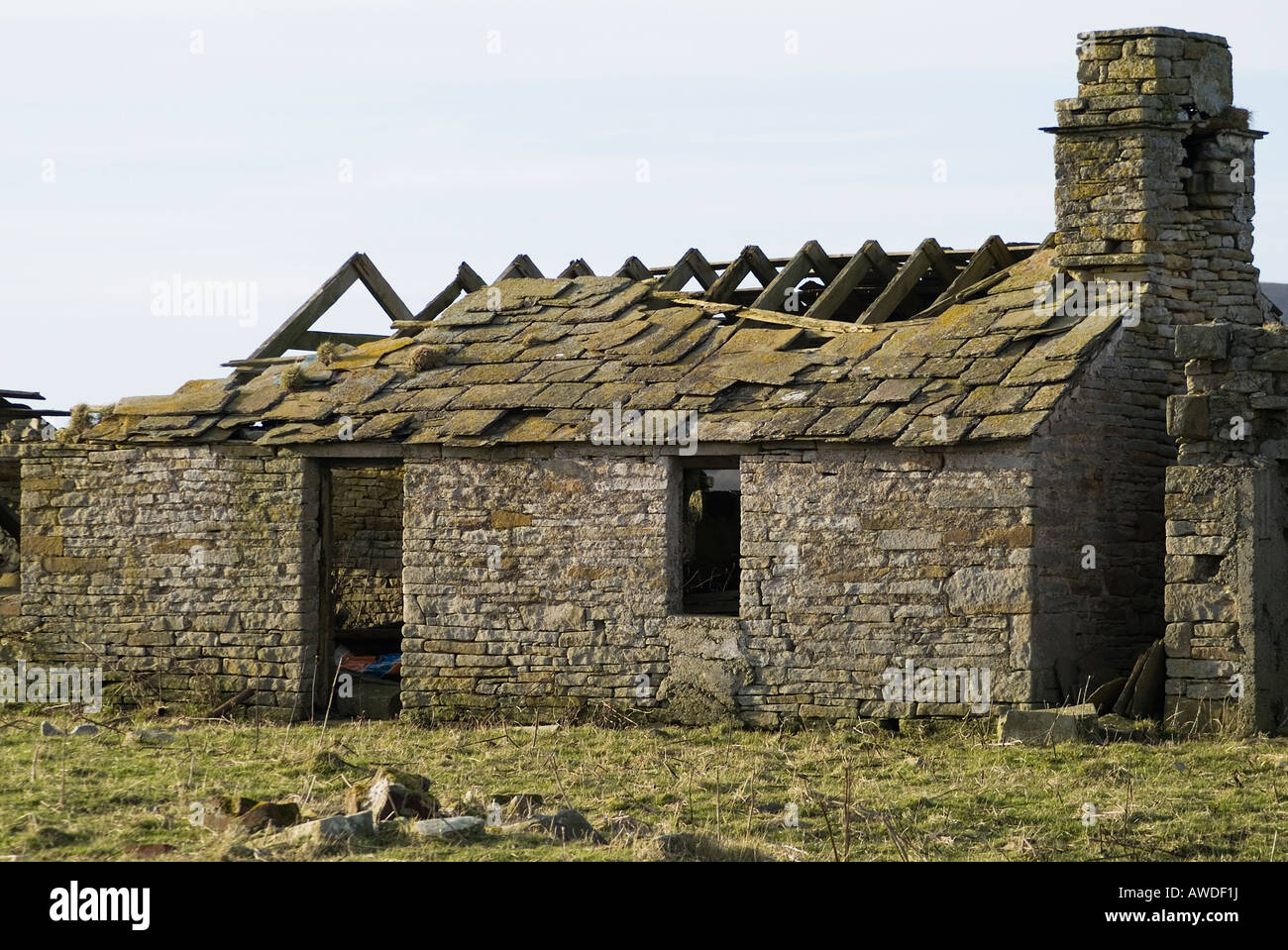 dh ORPHIR ORKNEY Derelict rovinato croft cottage con tetto caved in remoto scozzese resti senza tetto costruzione casa scozia abbandonate fattorie crollate Foto Stock