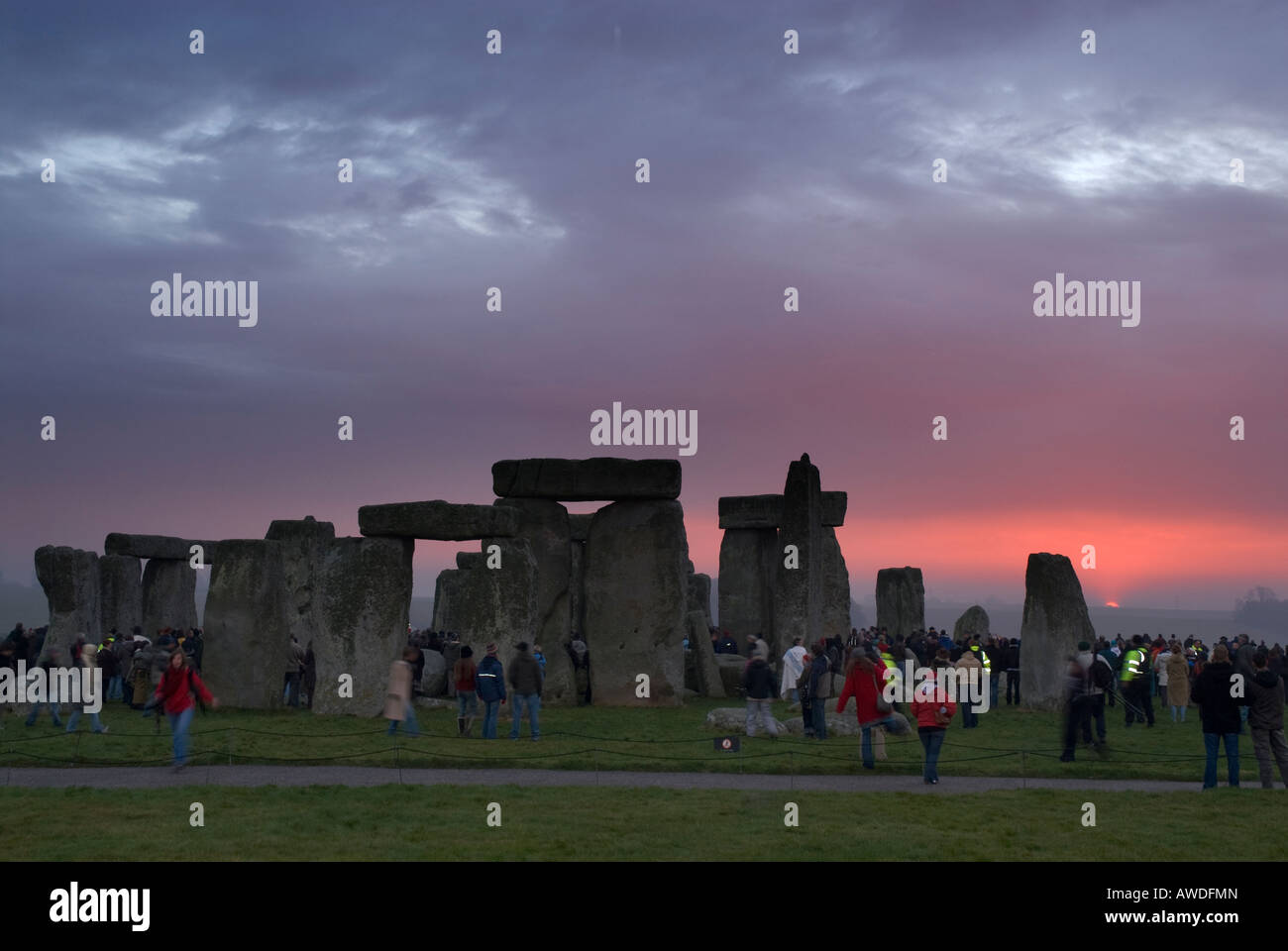 La raccolta per celebrare il solstizio d'inverno e Sunrise a Stonehenge, Inghilterra Foto Stock