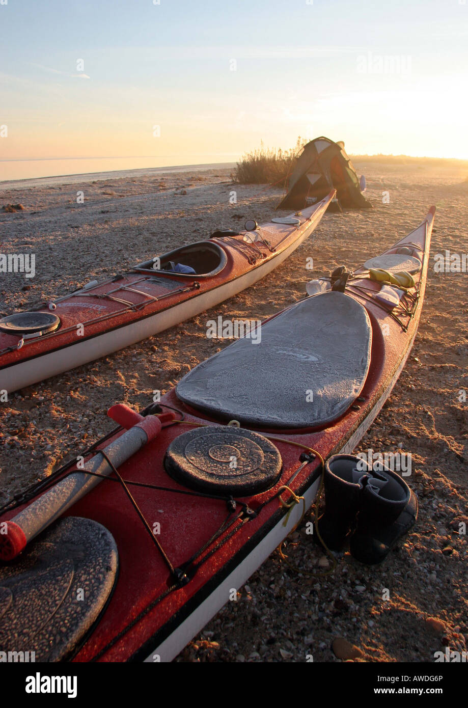Due kayak da mare sulla spiaggia in un gelido mattino di febbraio Foto Stock