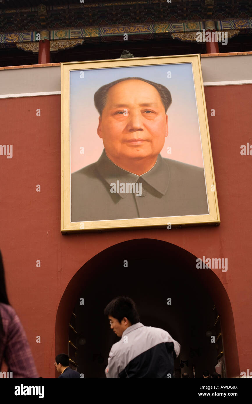 Un grande ritratto di Mao Tse Tung appeso all'ingresso della città proibita. Pechino, Repubblica Popolare di Cina Foto Stock