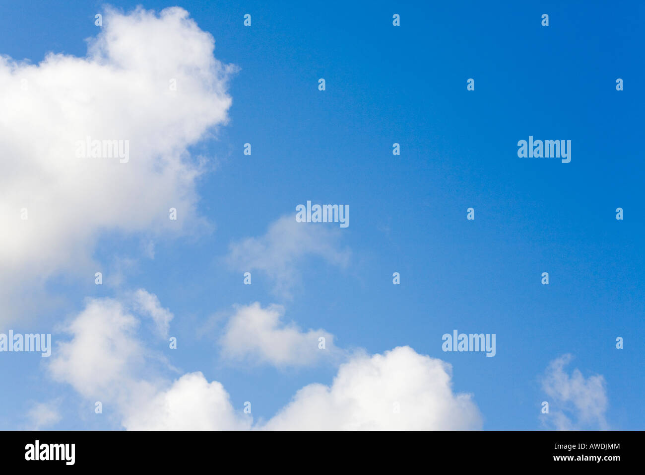 Soffice bianco cumulus nubi in un cielo blu che indica clemente estate meteo. Inghilterra Regno Unito Gran Bretagna Foto Stock