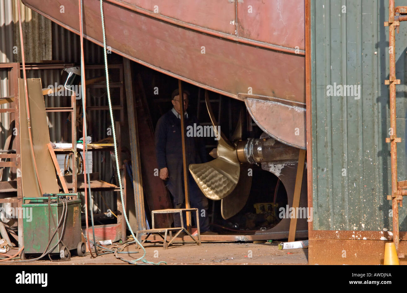 Lavorando su una barca da pesca in un cantiere di Cornovaglia Foto Stock