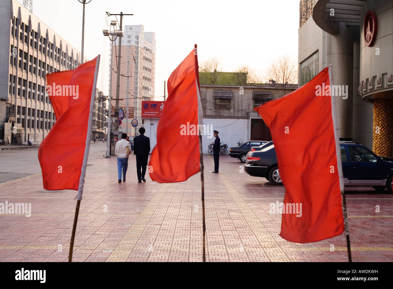 Tre bandiere rosse al di fuori di un hotel. Datong, Repubblica Popolare di Cina Foto Stock