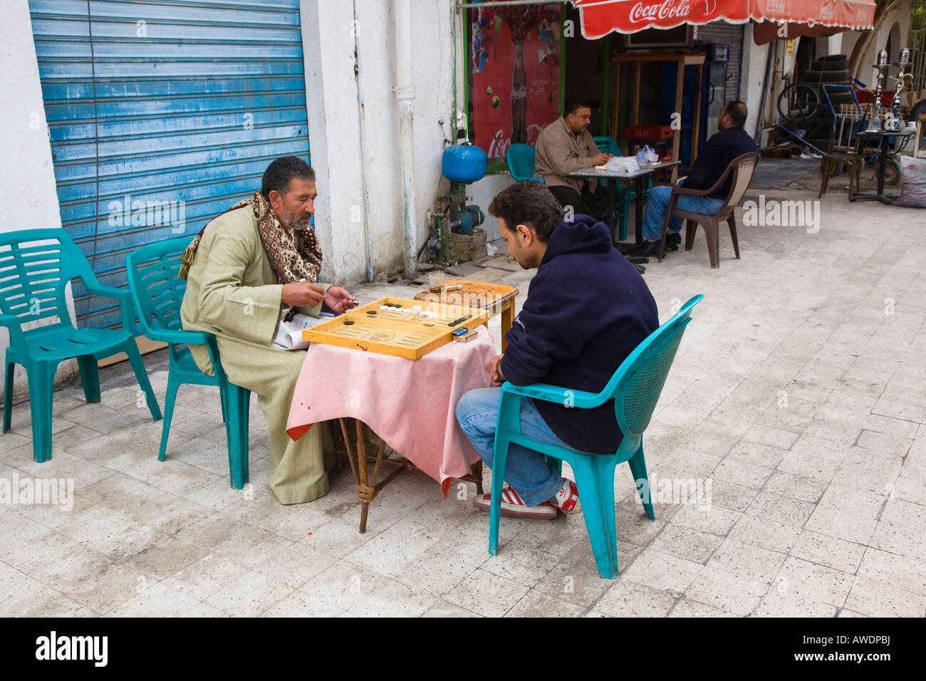 Due uomini egiziano di giocare a backgammon in la strada sul retro del vecchio Sinai Sharm Egitto Foto Stock