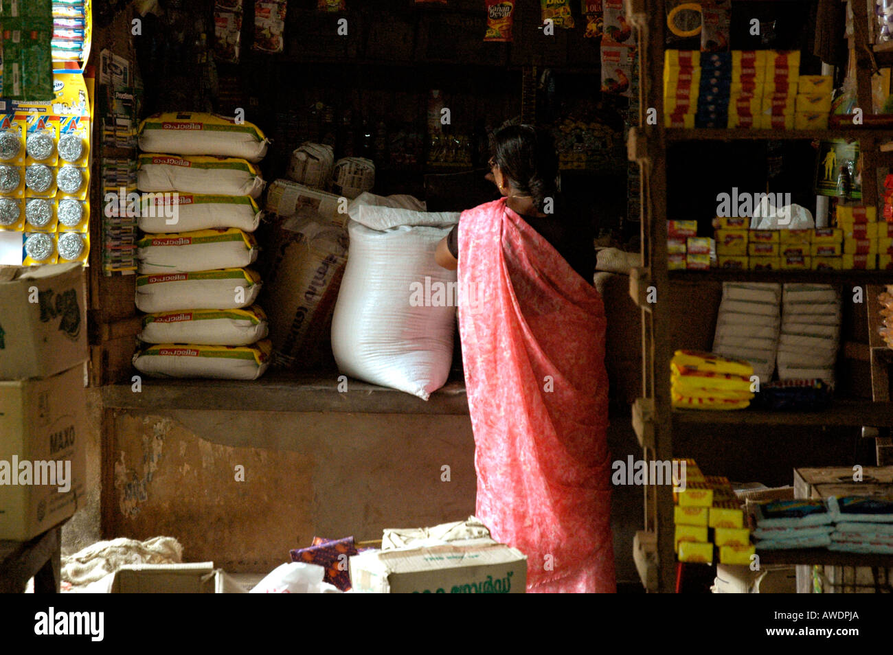 Tradizionale negozio di alimentari, nr Alappuzha, Kerala, India. Foto Stock