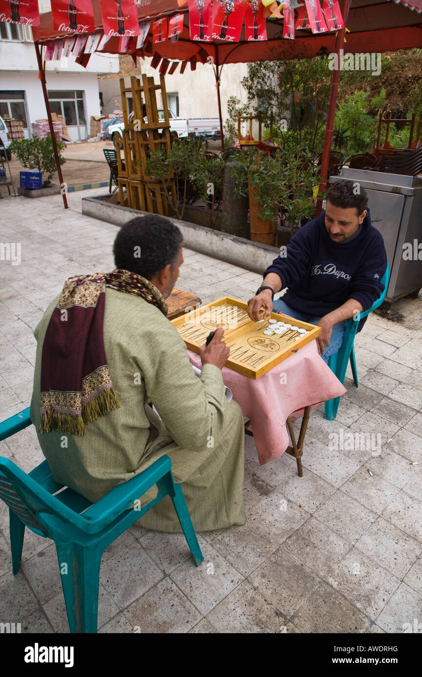 Due uomini egiziano di giocare a backgammon in la strada sul retro del vecchio Sinai Sharm Egitto Foto Stock
