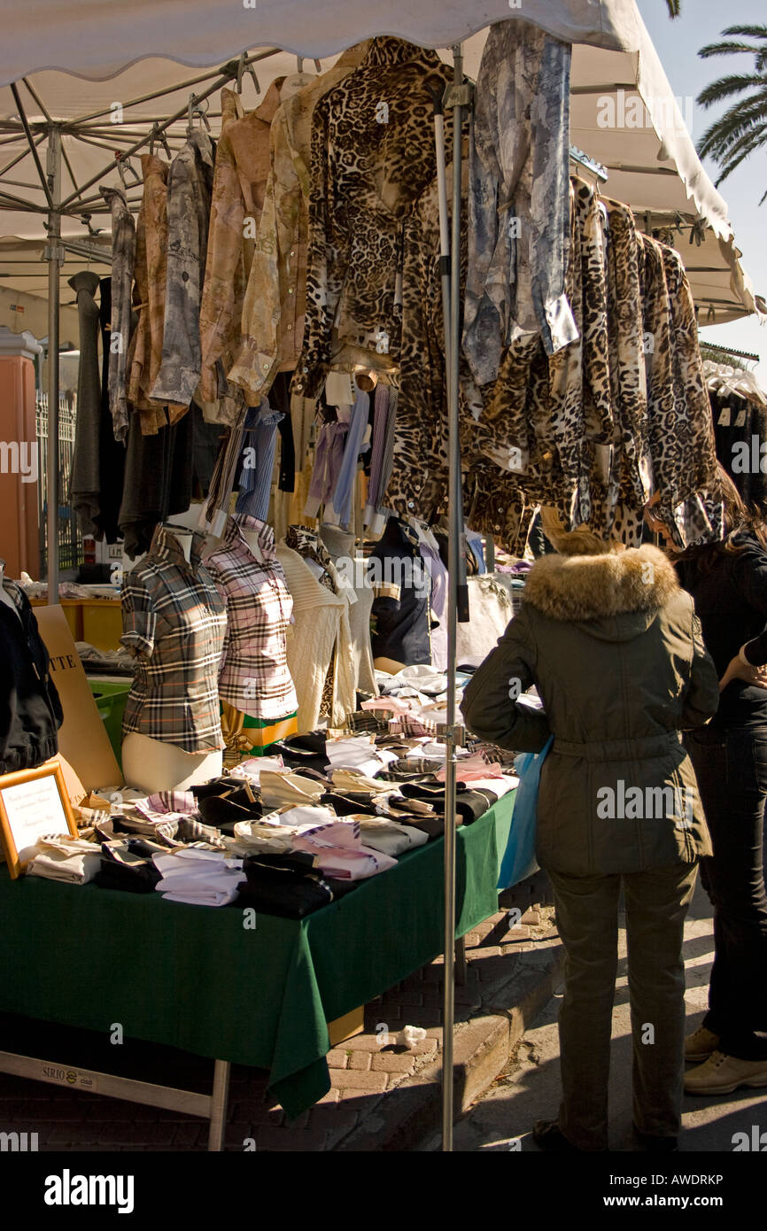 Moda per signore presso il rinomato mercato del venerdì a Ventimiglia sulla Riviera Ligure Liguria Italia Foto Stock