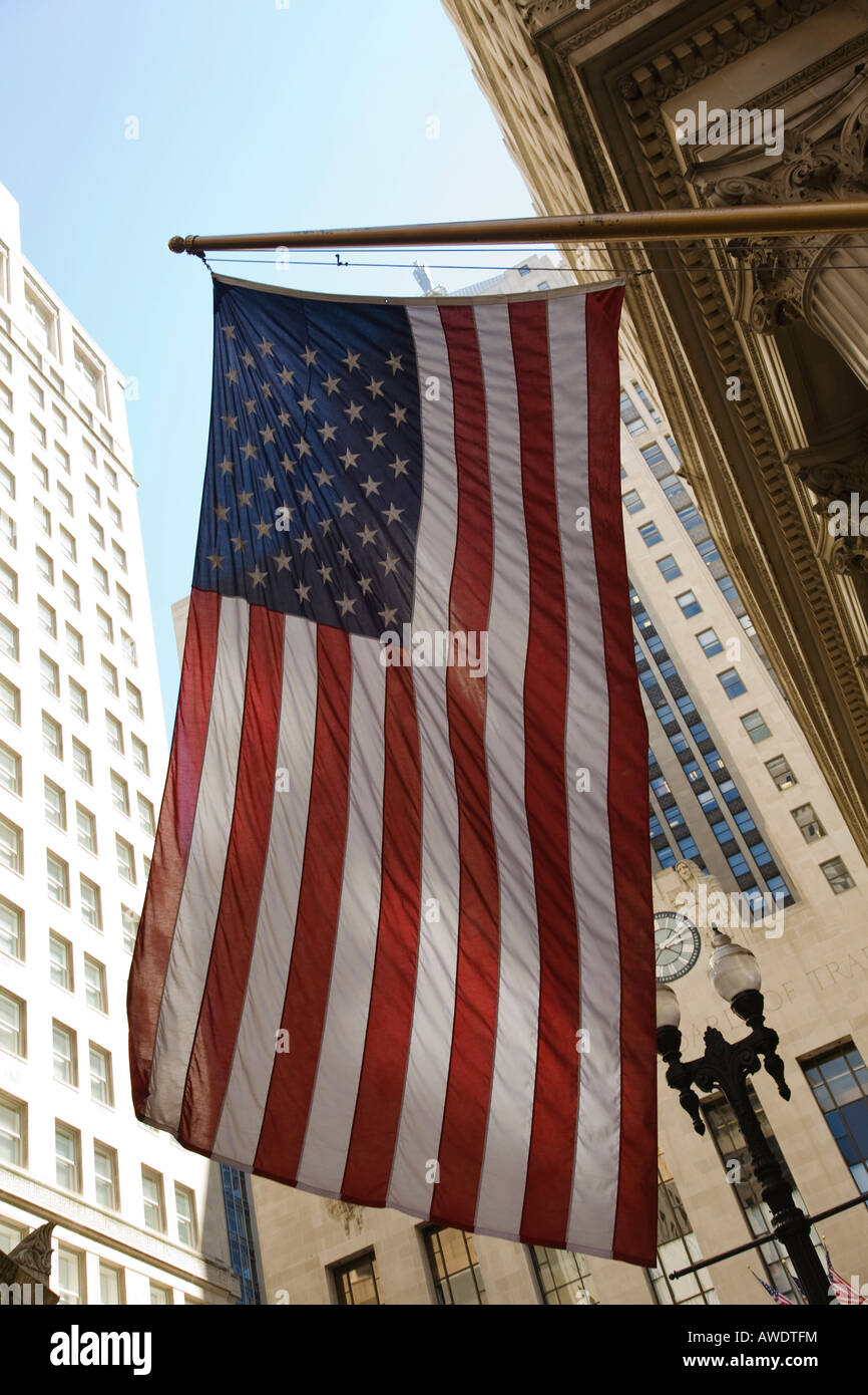 ILLINOIS Chicago noi bandiera che dalla Federal Reserve Bank Chicago Board of Trade building in background Foto Stock