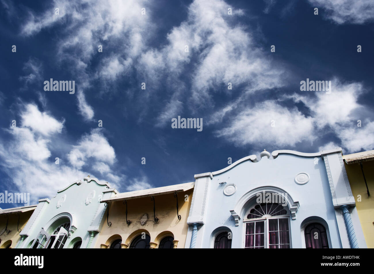 La missione spagnola architettura di stile nel nuovo Regent Street, Christchurch mostrato contro uno sfondo di Cielo e nubi. Foto Stock