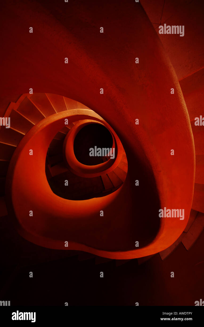 Pietra Rossa scale a spirale cercando in basso al centro Foto Stock