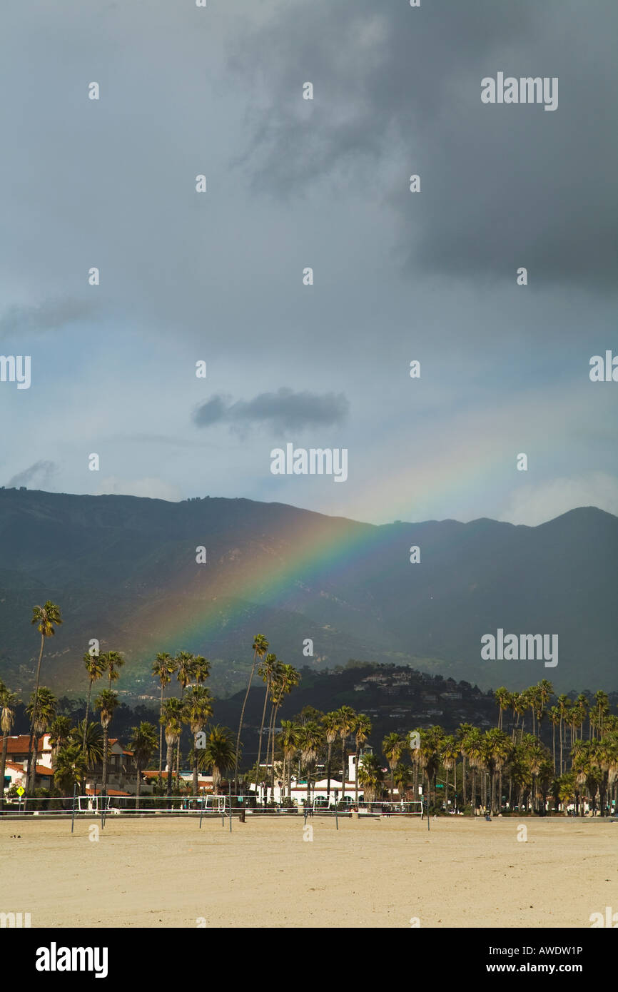 CALIFORNIA Santa Barbara arcobaleno e nuvole di tempesta sulla città reti pallavolo sulla spiaggia montagne sullo sfondo Foto Stock