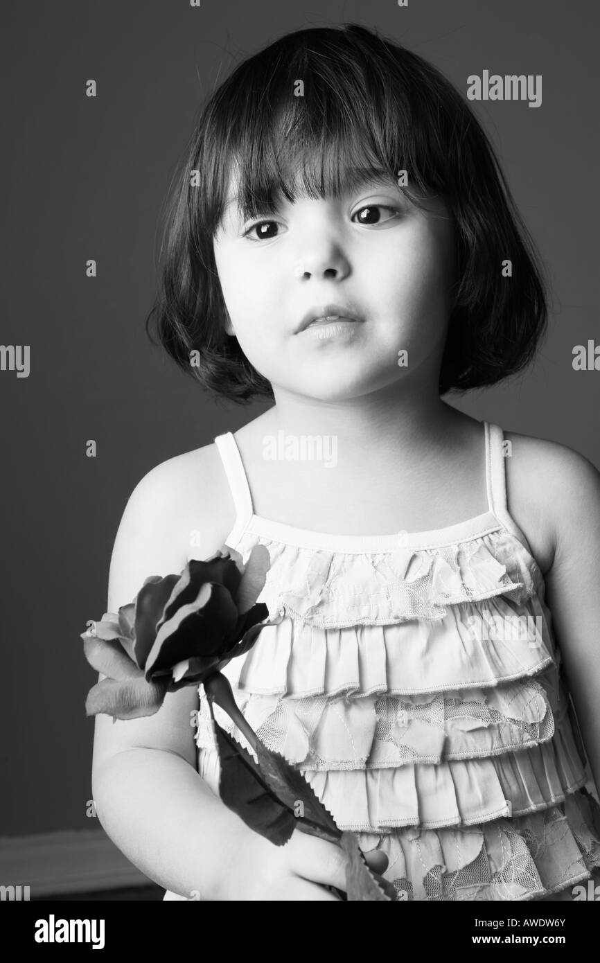 Bambino 3 anno vecchia ragazza con rose. In bianco e nero. Modello rilasciato Studio shot Foto Stock