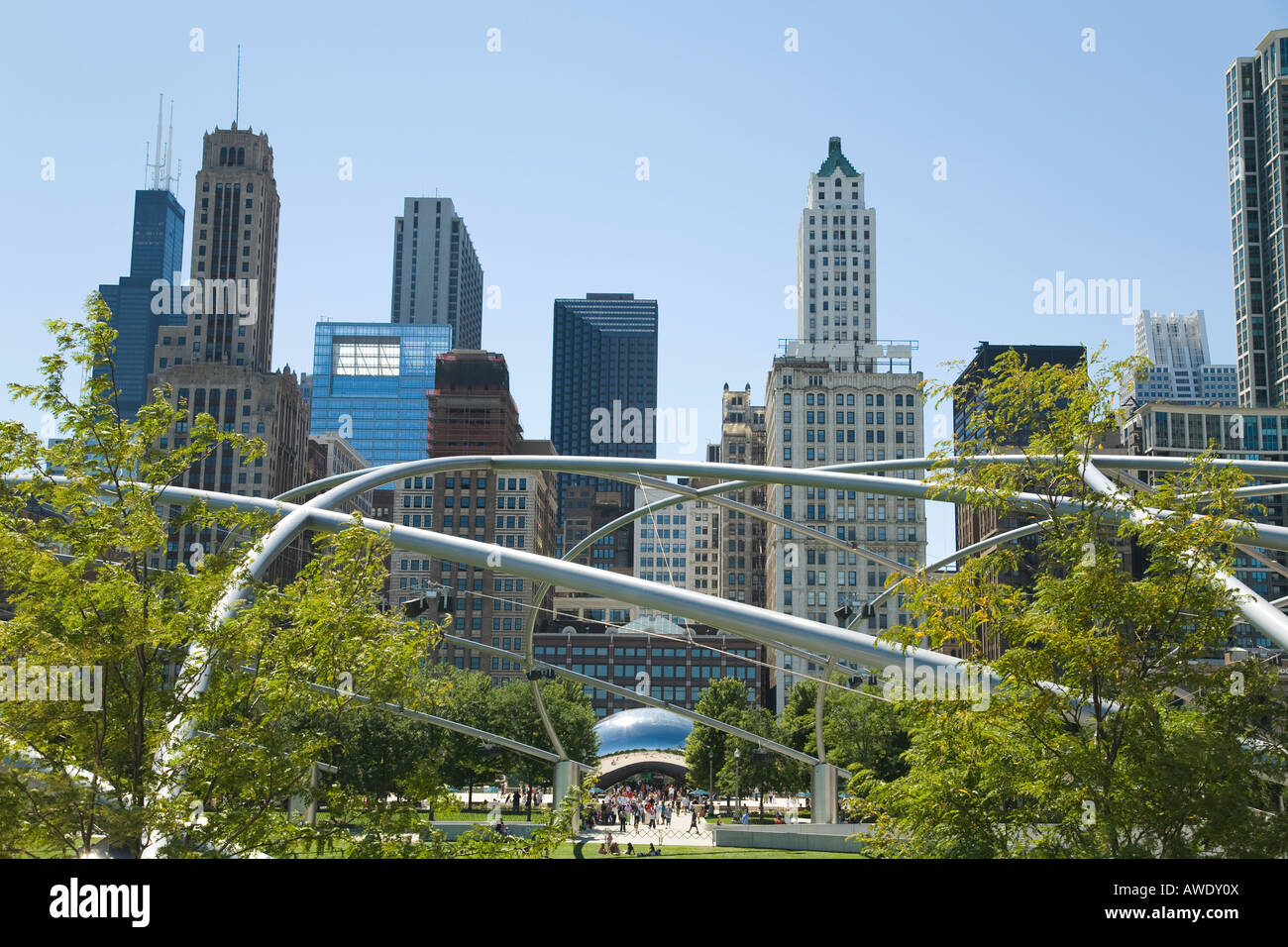 ILLINOIS Chicago il fagiolo Cloud Gate sculpture Millennium Park vista dal ponte di BP trellis su un grande prato dello skyline della città Foto Stock