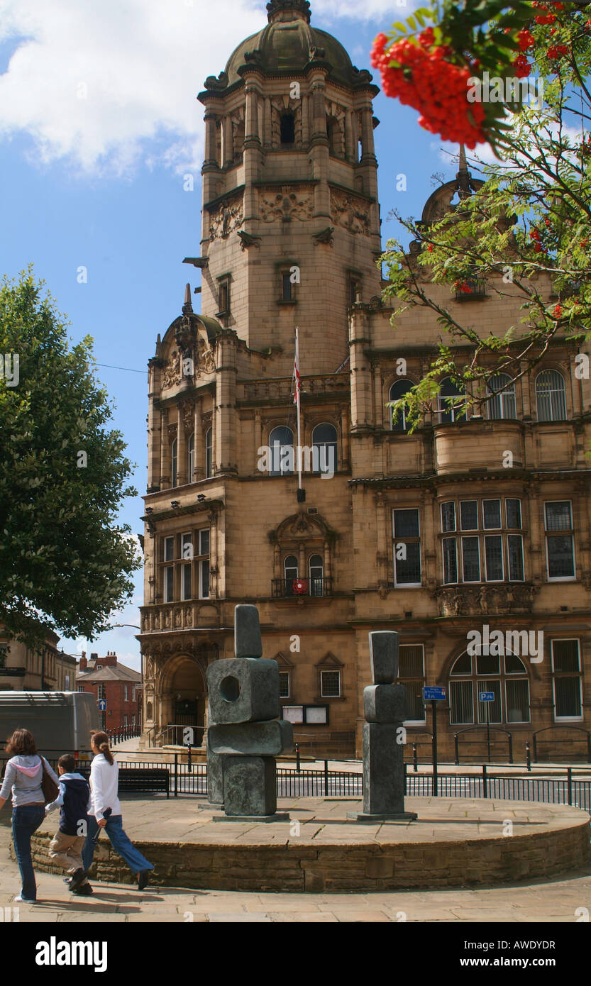 County Hall Wakefield City Centre West Yorkshire con il Barbara Hepworth scultura in primo piano Foto Stock
