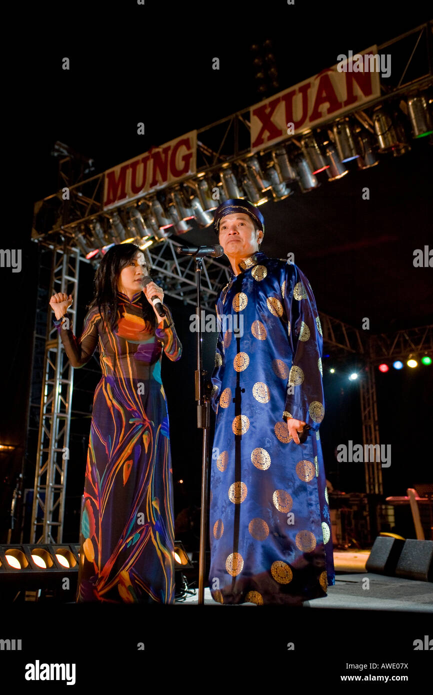 Il vietnamita giovane fare standup comedy routine indossando costumi indigeni a Tet capodanno nuovo anno lunare di intrattenimento, la California del Sud. Foto Stock