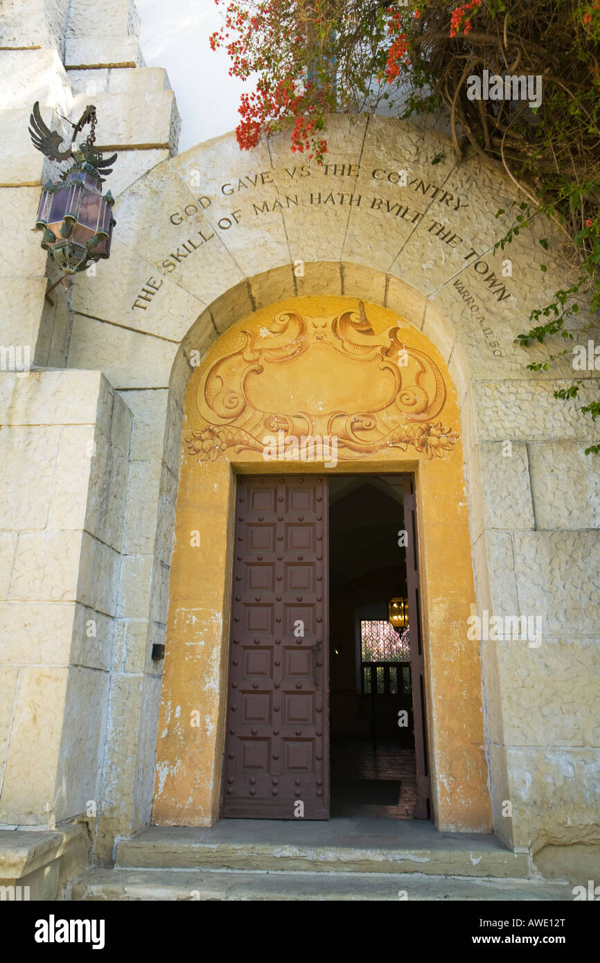 CALIFORNIA Santa Barbara citazione sopra portale ad arco ingresso County Courthouse edificio spagnolo architettura moresca Foto Stock