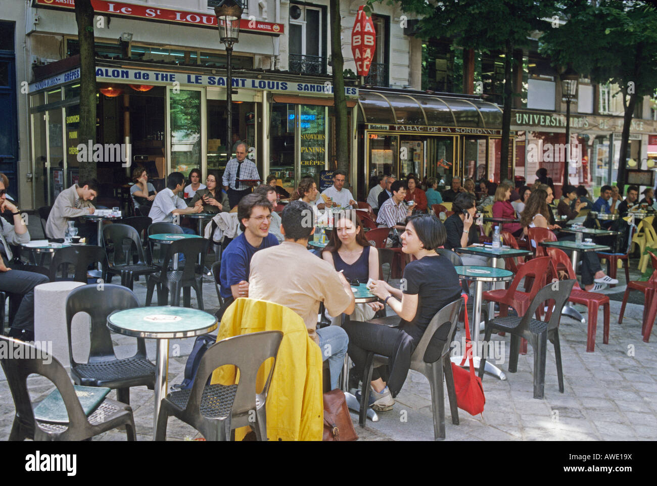 Gli studenti presso il cafe Paris Francia Sorbona vita del collegio Foto Stock