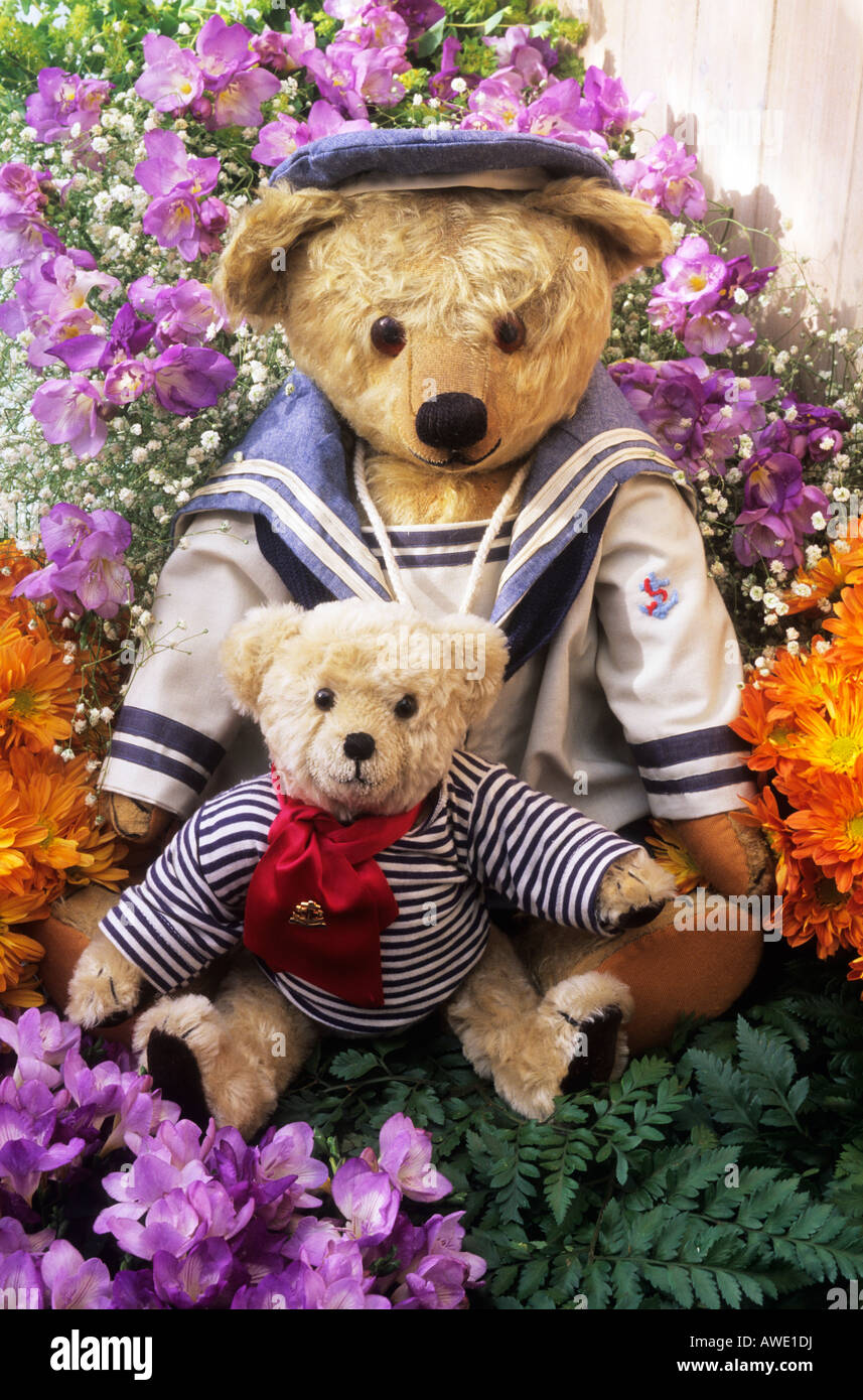 Vintage orsetti di peluche e fiori Foto Stock
