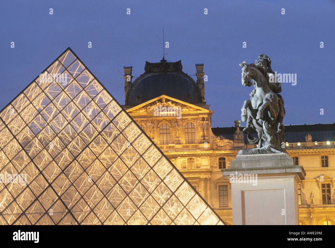 Louvre Parigi Francia piramide in vetro Cour Napoleone, I. M. Pei architetto, cortile twilight turismo museo vecchio e nuovo Foto Stock