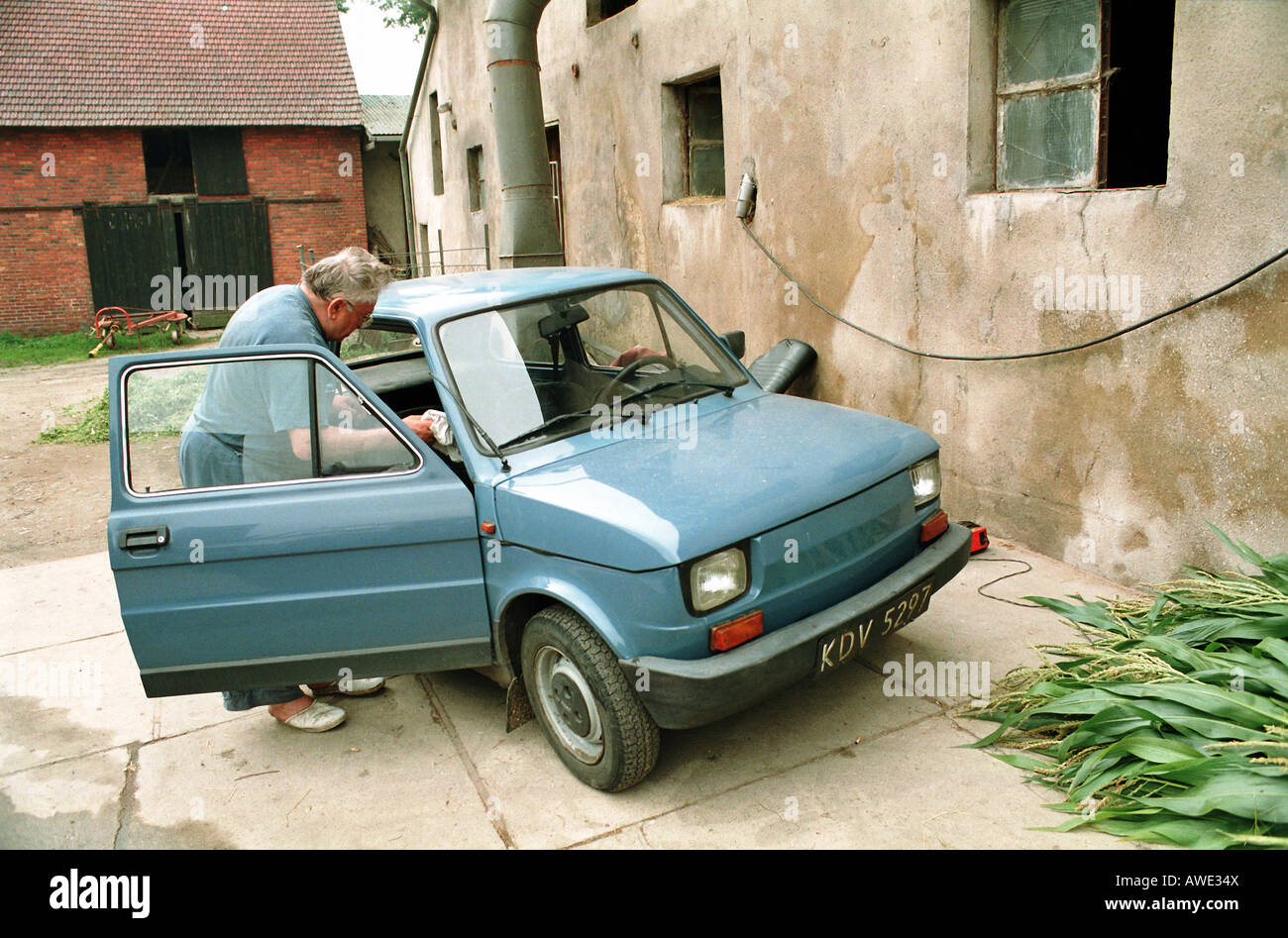 Agricoltore il lavaggio della sua auto - Una Fiat polacca 126p, Kotulin, Polonia Foto Stock