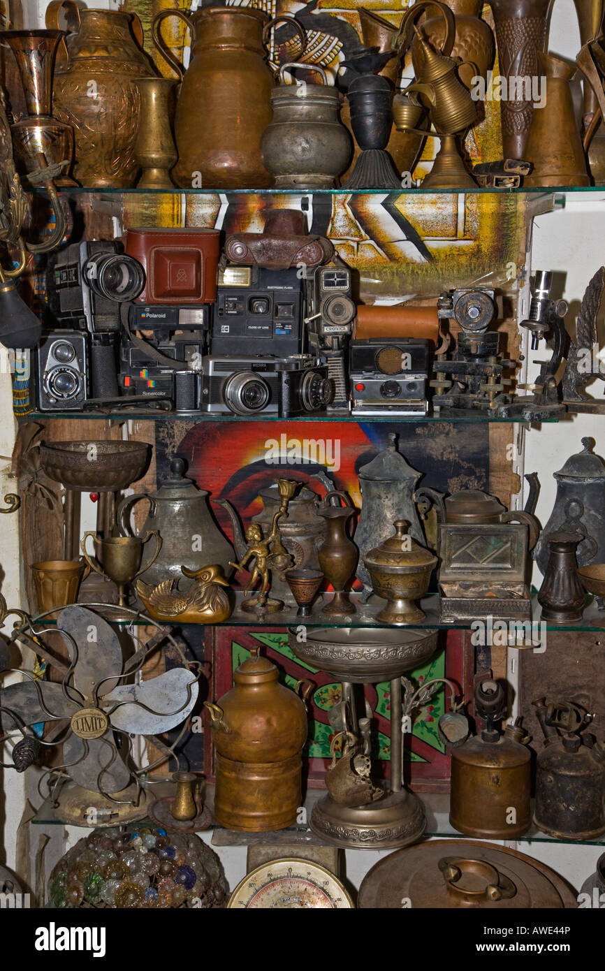 Selezione di oggetti in vendita in un mercato in stallo Souk Naama Bay Sharm el Sheikh Egitto Foto Stock