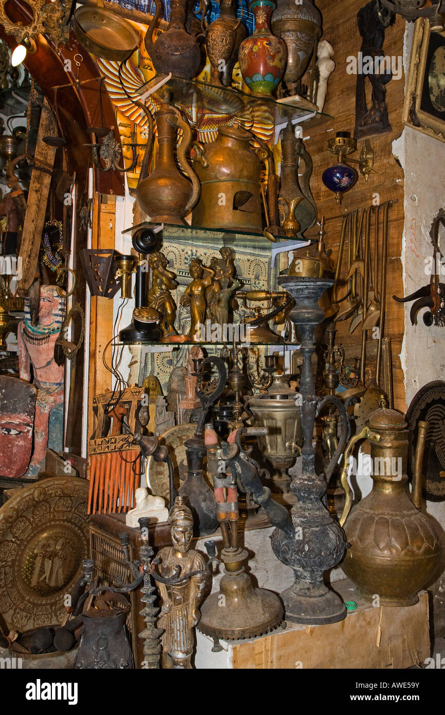 Selezione se gli oggetti in vendita in un mercato in stallo Souk Naama Bay Sharm el Sheikh Egitto Foto Stock