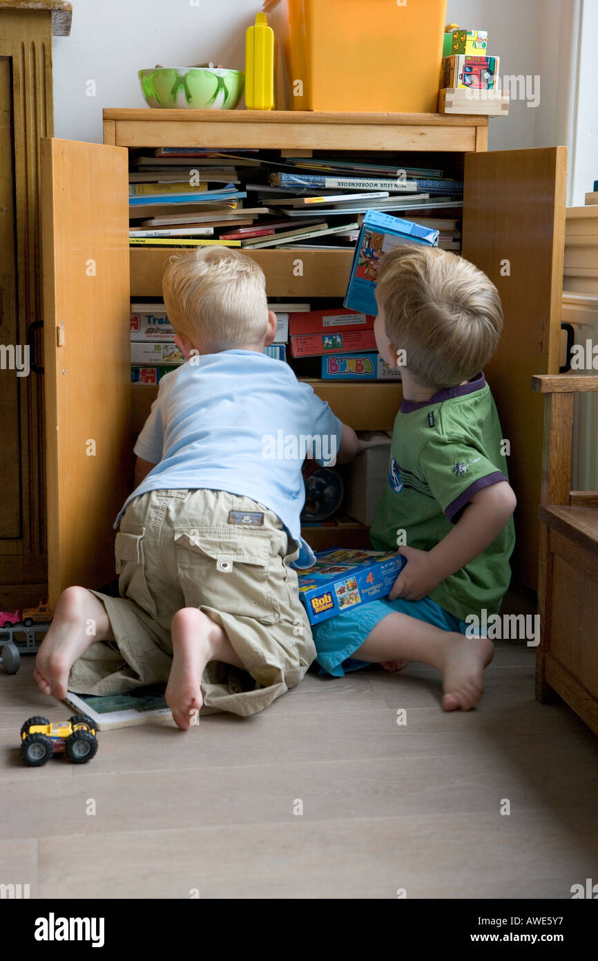 Due ragazzi nella parte anteriore di un armadio giocattolo Foto Stock