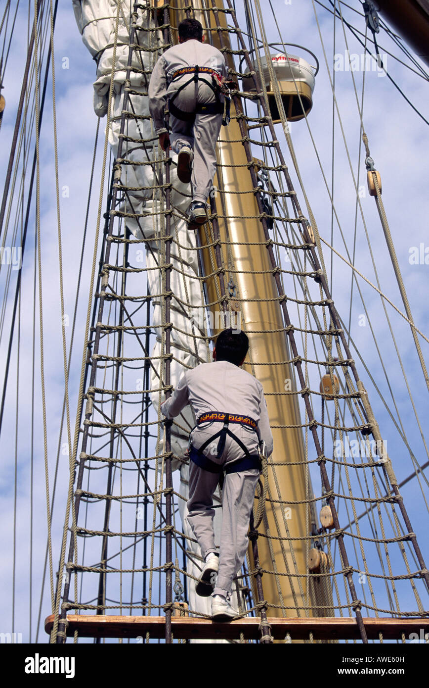I marinai salire il rigging su un montante tallship Foto Stock