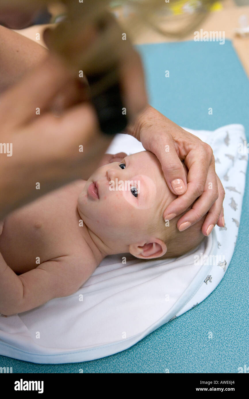 Neonato ha un occhio controllare nel centro sanitario Foto Stock