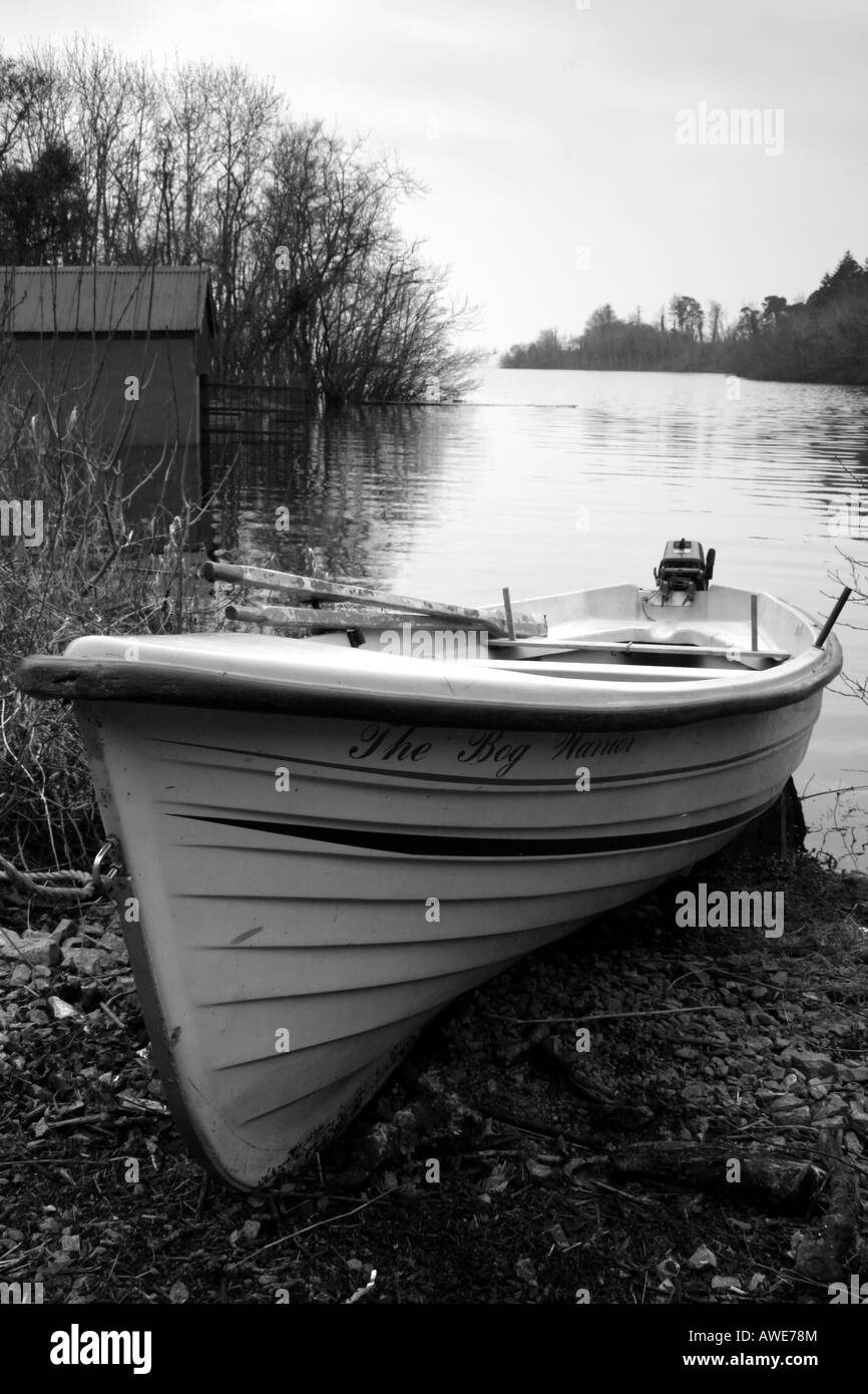 Piccola barca spiaggiata sulle rive del Lough Corrib, nella contea di Galway, Repubblica di Irlanda Foto Stock