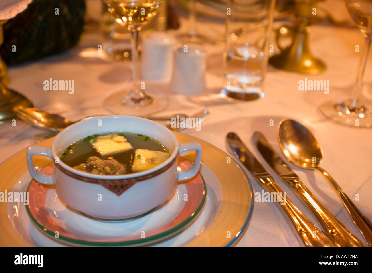 La cena è servita prevista tabella pasto cena la cena a lume di candela a lume di candela cena a lume di candela eleganza Tablesetting Foto Stock