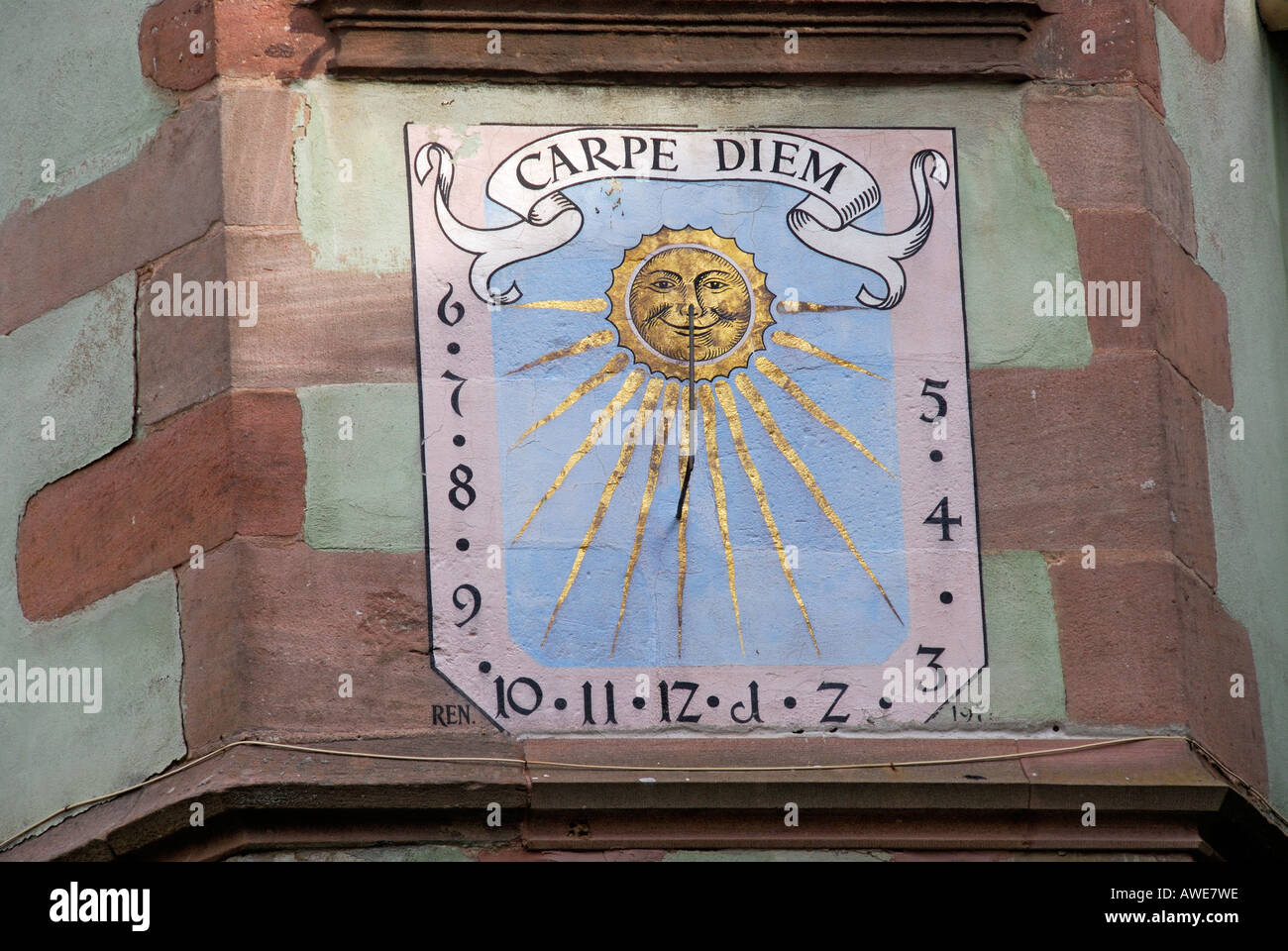 'Sundial inscritto '^Carpe Diem',' Riquewihr Foto Stock