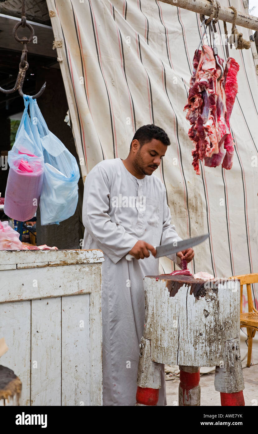 Macellaio egiziano al lavoro del taglio della carne a Sharm vecchia Sinai, Egitto Foto Stock