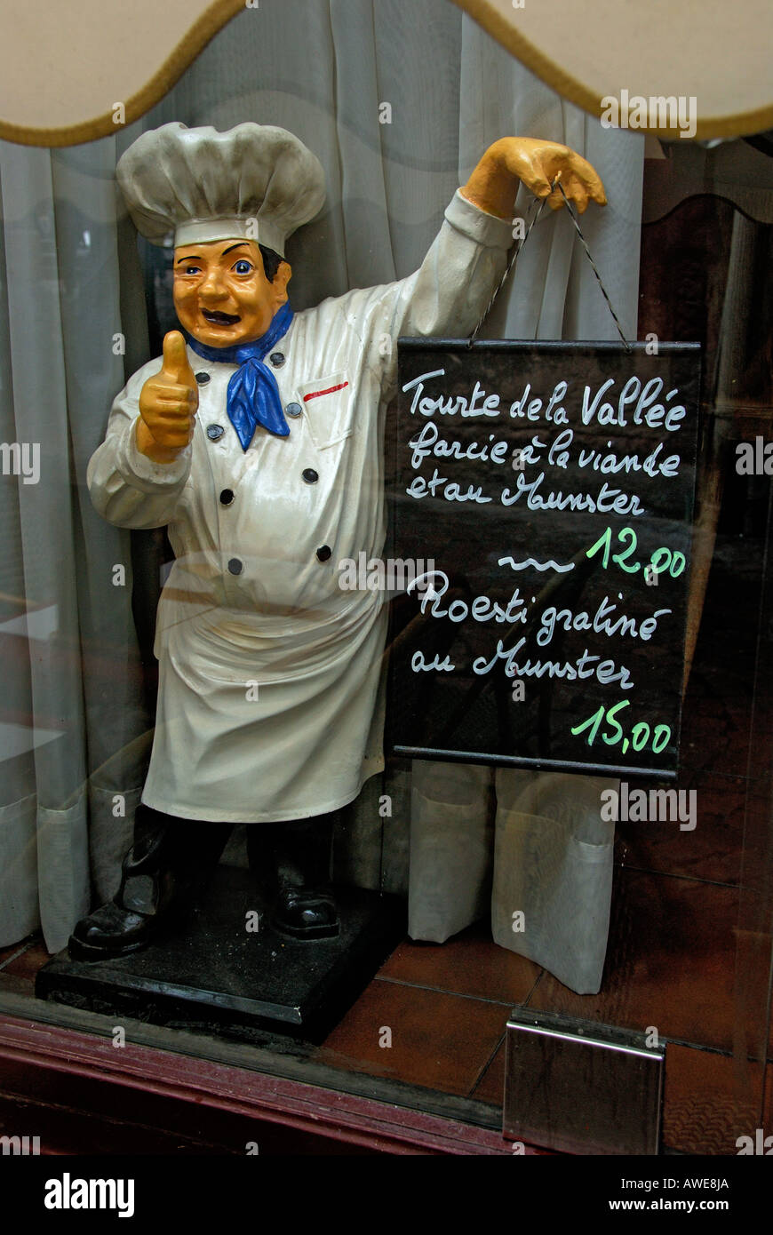 'Modello di chef, menu nella finestra del ristorante, Colmar' Foto Stock